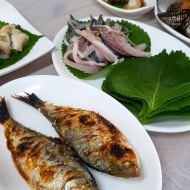 Kızarmış uskumru ve sebze.