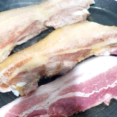 Karabiberli çiğ domuz eti, yemek.