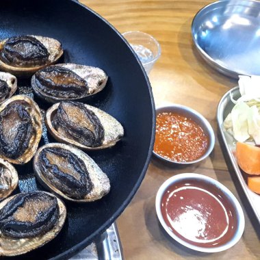 Tabakta ızgara deniz ürünleri