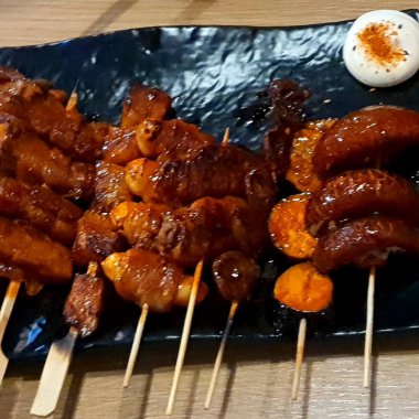 Izgara domuz eti ve kızarmış pilavın yakın görüntüsü.