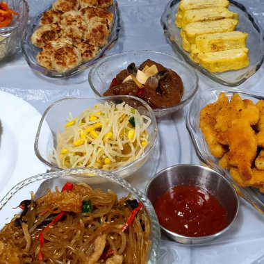 Thai geleneksel yemekleri, kızarmış domuz eti ve Tayland sokak yemekleri.