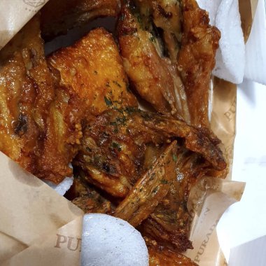 Soslu kızarmış tavuk kanadı.