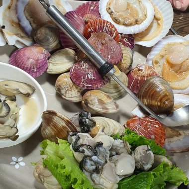 Bir tabak sarımsak ve sarımsaklı midye..