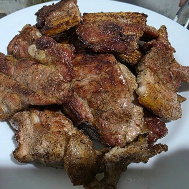 Sebzeli ve baharatlı kızarmış tavuk.