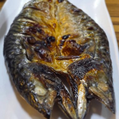 Sebze ve baharatlı ızgara balık.