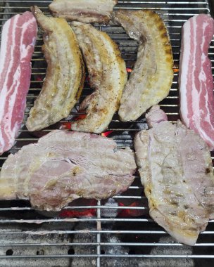 Izgarada domuz eti ve acı biber.