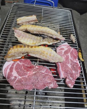 Izgarada taze ve ızgara et