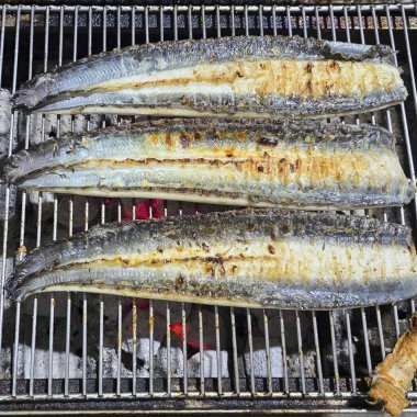 Izgarada baharatlı kızarmış uskumru..