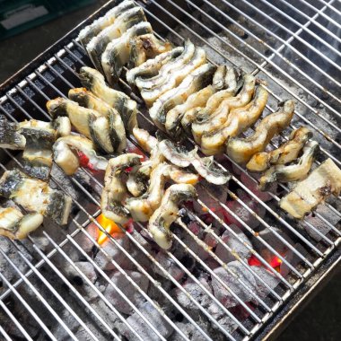 ızgara somon ve sebzeler