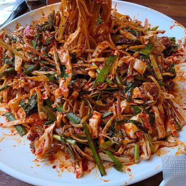 Kızarmış erişteyi karidesle karıştır, Tayland yemeği.