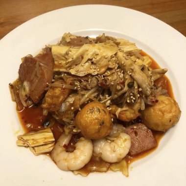 Domuz eti ve sebzeli kızarmış pirinç.