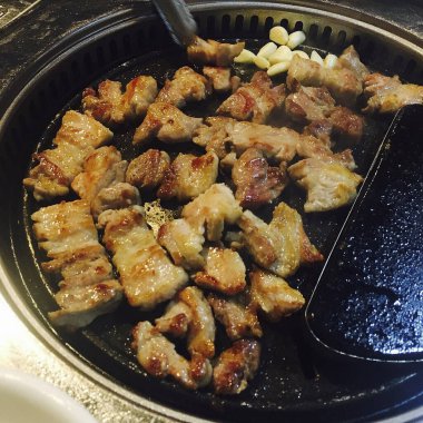 Patates ve sebzeli ızgara tavuk.