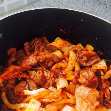 Sebze ve baharatlı kızarmış domuz eti.