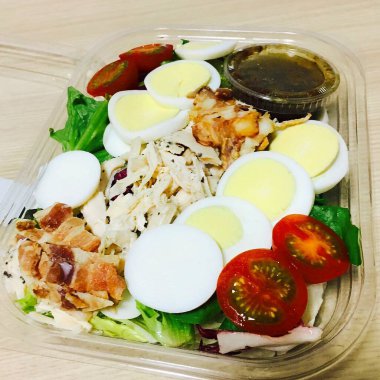 Tavuklu ve sebzeli taze salata.