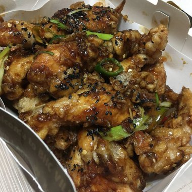 Sebze ve soslu kızarmış tavuk.