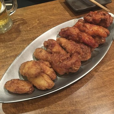 Soslu ve sebzeli kızarmış tavuk kanadı.