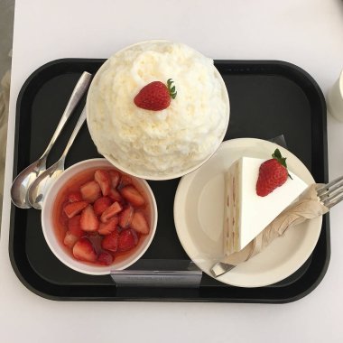 Dondurmalı kek ve bir fincan çay.