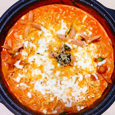 Kore yemeği, kimchi 'li kızarmış pirinç eriştesi, Kore yemeği, yakın plan.