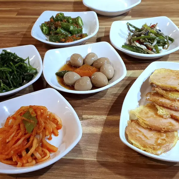 Kore yemeği pirinç eriştesi.