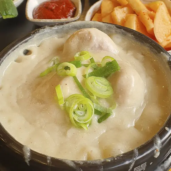 Sos ve baharatlı kızarmış tavuk kanadı.