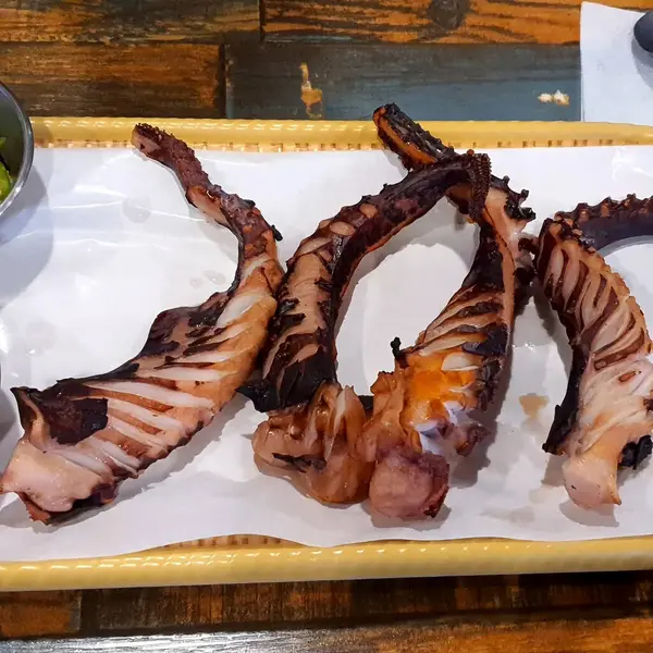 Soslu ve baharatlı ızgara tavuk kanadı.