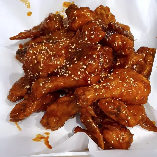 Susamlı kızarmış tavuk kanadı.