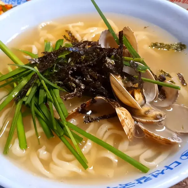 Beyaz tabakta erişte, Japon yemeği