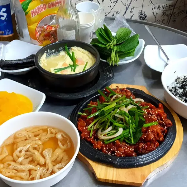 Lezzetli Asya yemeklerinin yakın görüntüsü