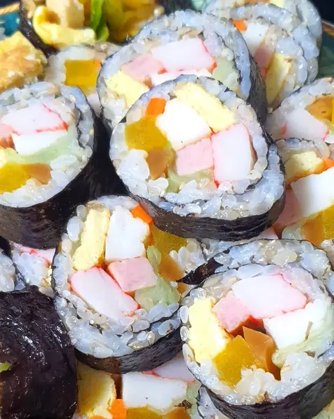 Japon suşi rulosu, somonlu maki.