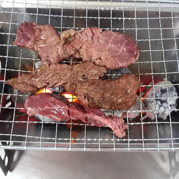 Baharatlı ve sebzeli ızgara et.