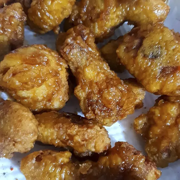 Soslu kızarmış tavuk kanadı.