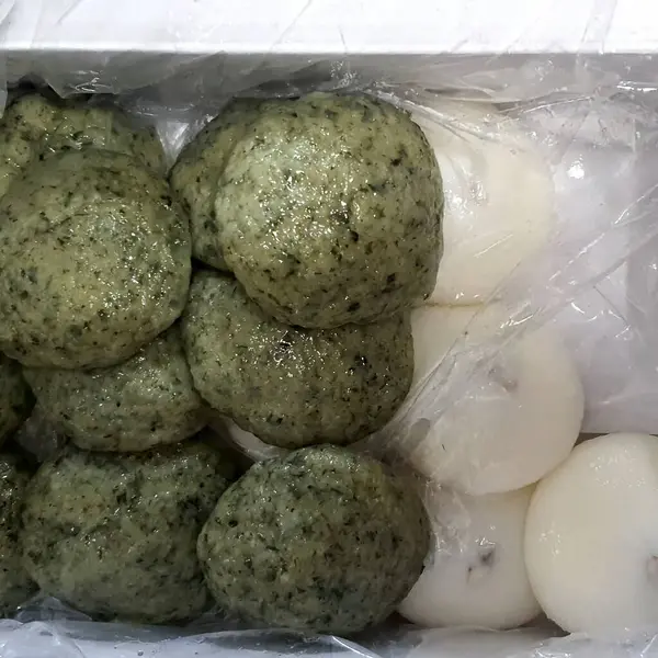 Bir kutuda yeşil ve beyaz fasulye