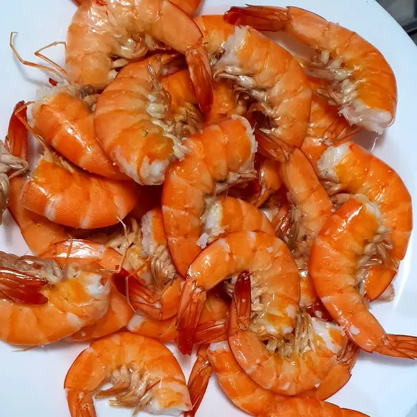 Tavada kızarmış karides.