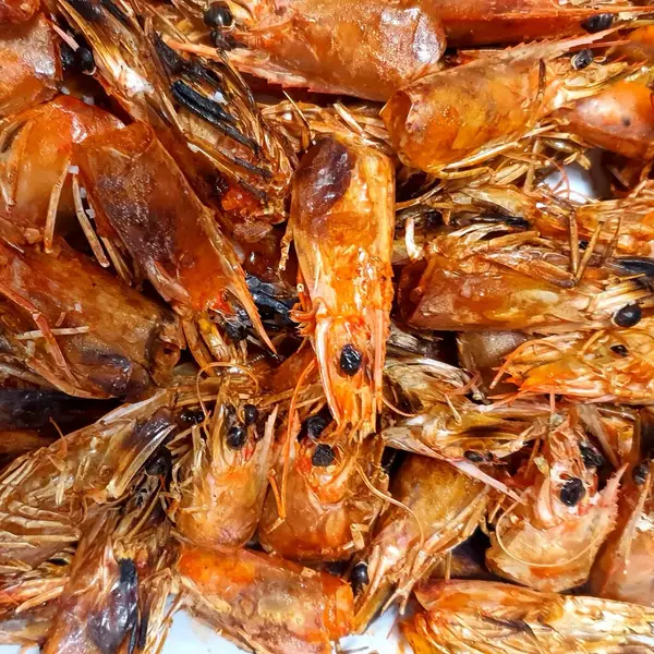 Markette kızarmış karides.