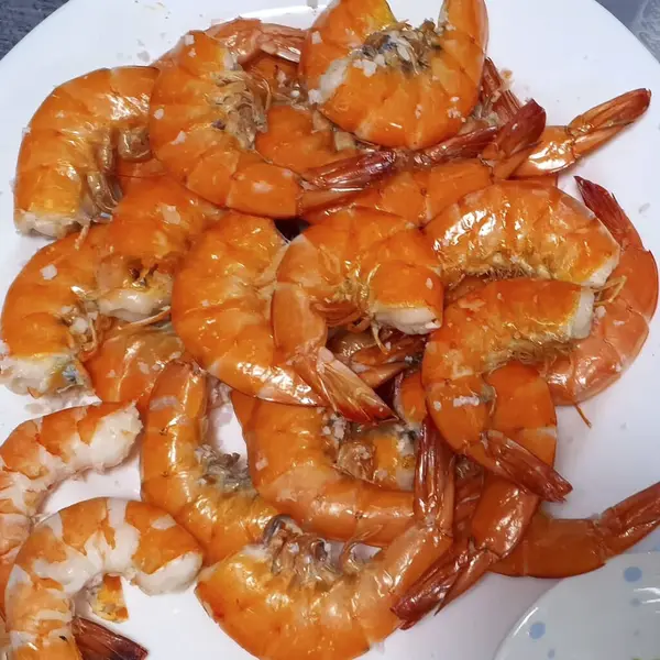 Sarımsaklı ve baharatlı karides.