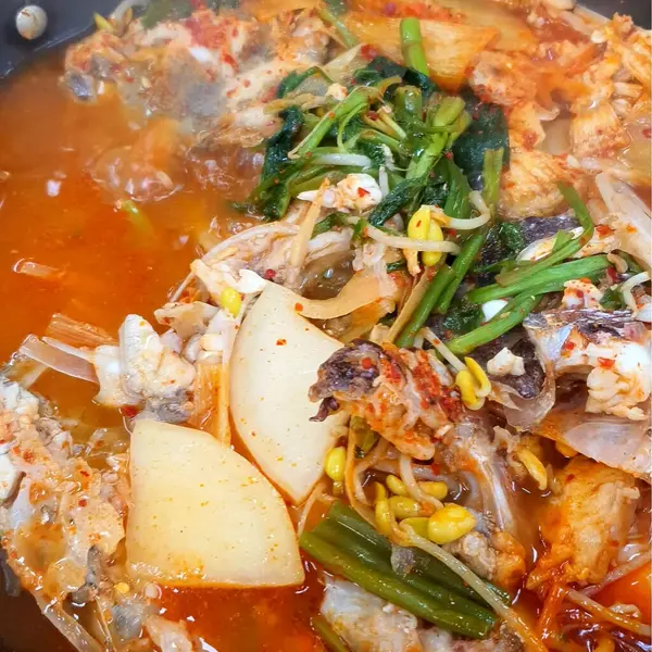 Domuz eti ve sebze ile Tay erişte