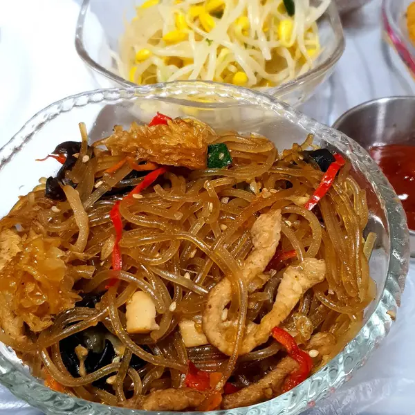 Tayland usulü tavuk ve sebzeli kızarmış şehriye..