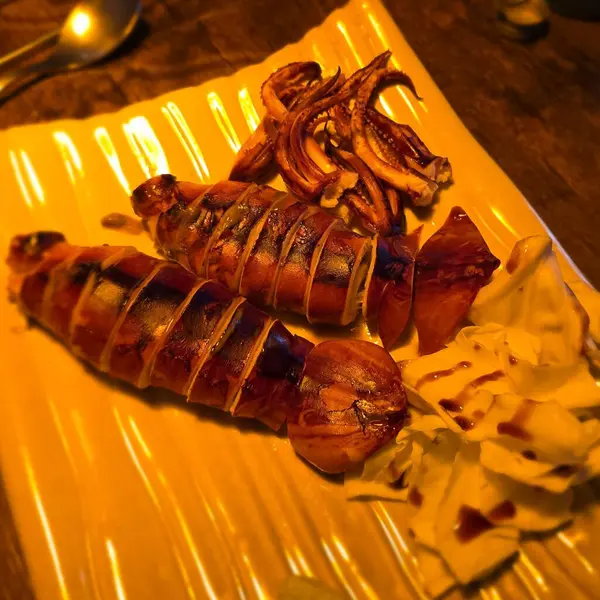 Baharatlı ve baharatlı ızgara balık.