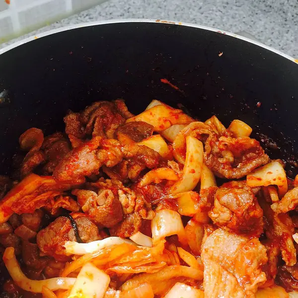 Sebze ve baharatlı kızarmış domuz eti.