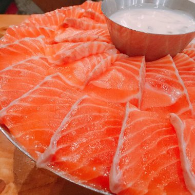 Limonlu ve kırmızı soslu somon filetosu.