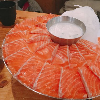 Tahta bir masada somon balığı.