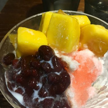 Tabakta taze meyve salatası