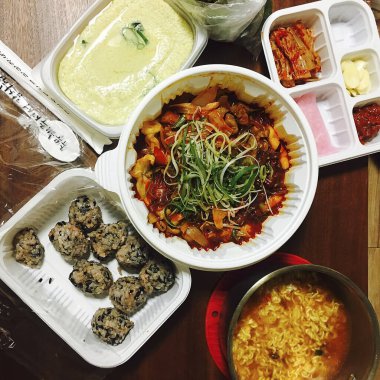 Lezzetli Asya yemeklerinin yakın görüntüsü