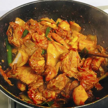 Karıştır - sebze ve baharatlı kızarmış tavuk