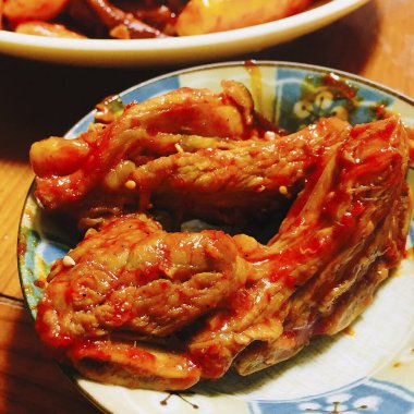 Soslu ve sebzeli kızarmış tavuk kanadı.