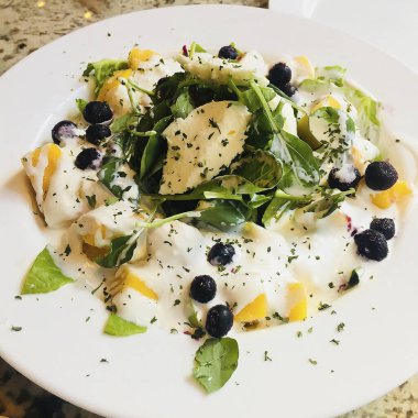 Beyaz tabak taze salata