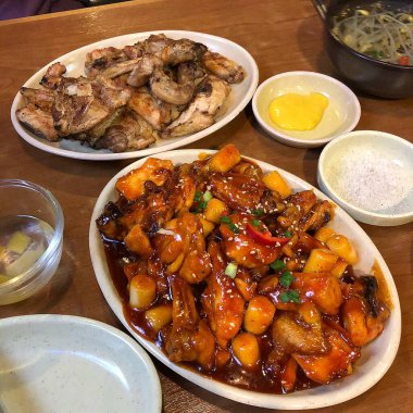 Sebzeli ve baharatlı kızarmış tavuk.