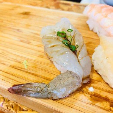 Masada taze deniz ürünleri var.