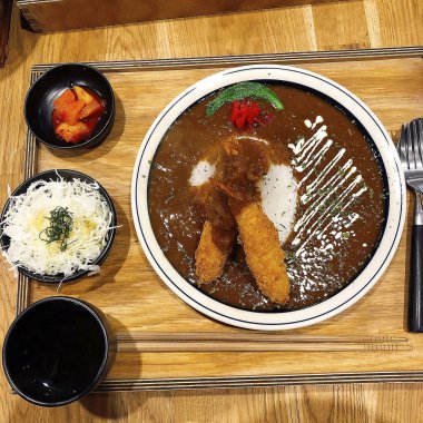 Körili pilavlı bir mutfak fotoğrafı.