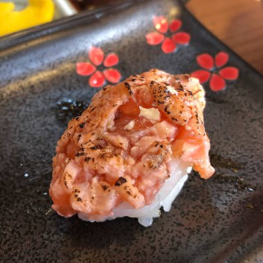 Karides ve soslu somon balığı.